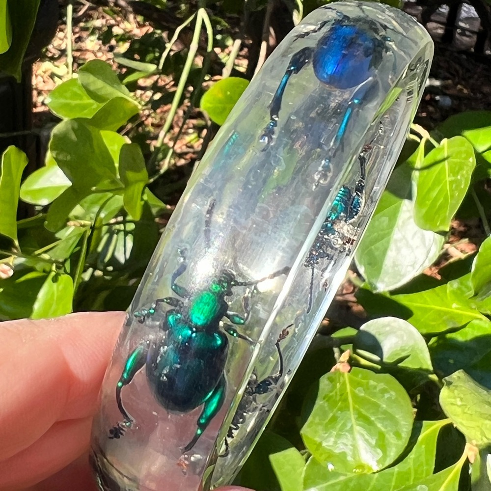 VINTAGE CLEAR LUCITE LARGE BANGLE BRACELET W/ VIVID COLORS BEETLES STATEMENT - Picture 15 of 16